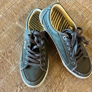 Taos tennis shoes - gray - size 8